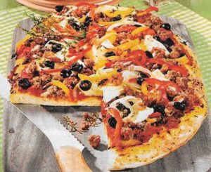Pizza mit Feta und Oliven