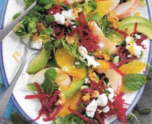 Rote Bete Salat mit Äpfeln und Nüssen