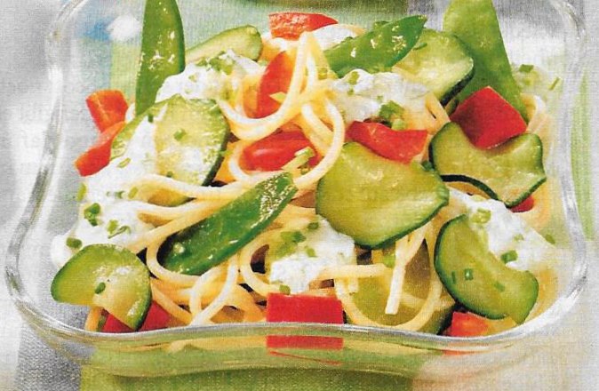 Leckerer und knackiger Spaghetti-Salat mit würzigem Knoblauch-Joghurt ...
