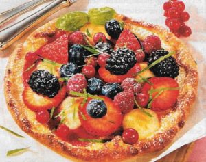 Pizza mit Beeren und Mozzarella