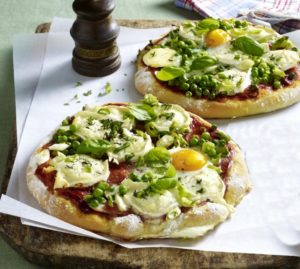 Pizza mit Tomaten, Ziegenkäse und Spiegelei