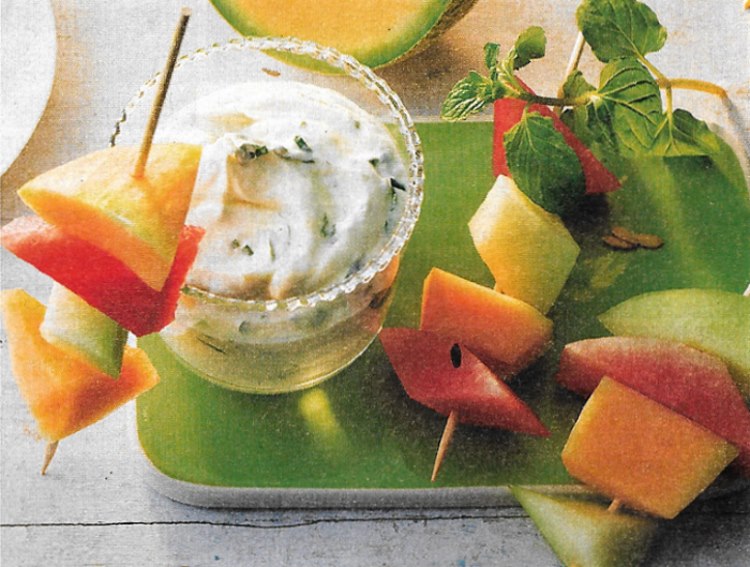 Melonenspießchen dazu Minz-Limetten-Schmand – Rezepte
