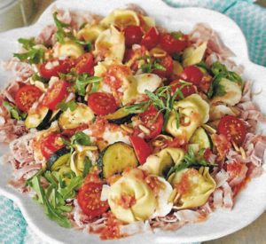 Tortellinisalat mit Kochschinken und Mozzarella