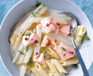 Kohlrabi-Penne mit Lachsfilet