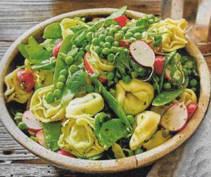 Tortellini-Salat mit buntem Gemüse