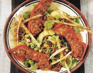 Gefüllte Paprika auf Maissalat